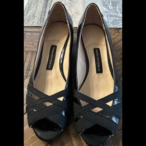 Dana Buchman 8M Low Wedge Heel Patent Leather Open Toe Black Shoe - Picture 2 of 2